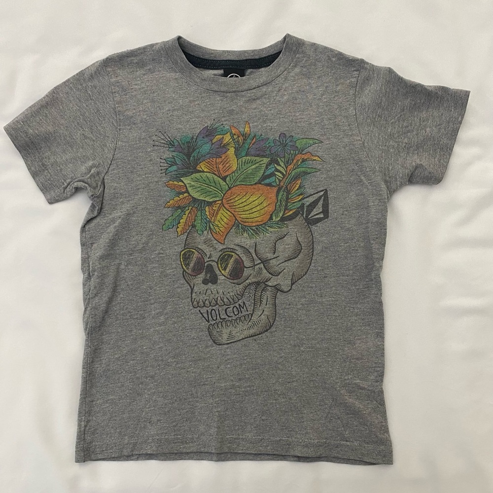 Kid’s Volcom Skull Heather Gray T-Shirt. Size Medium